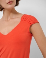 Camiseta hombro fruncido rojo coral