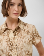 Vestido camisero estampado tonos c&aacute;mel