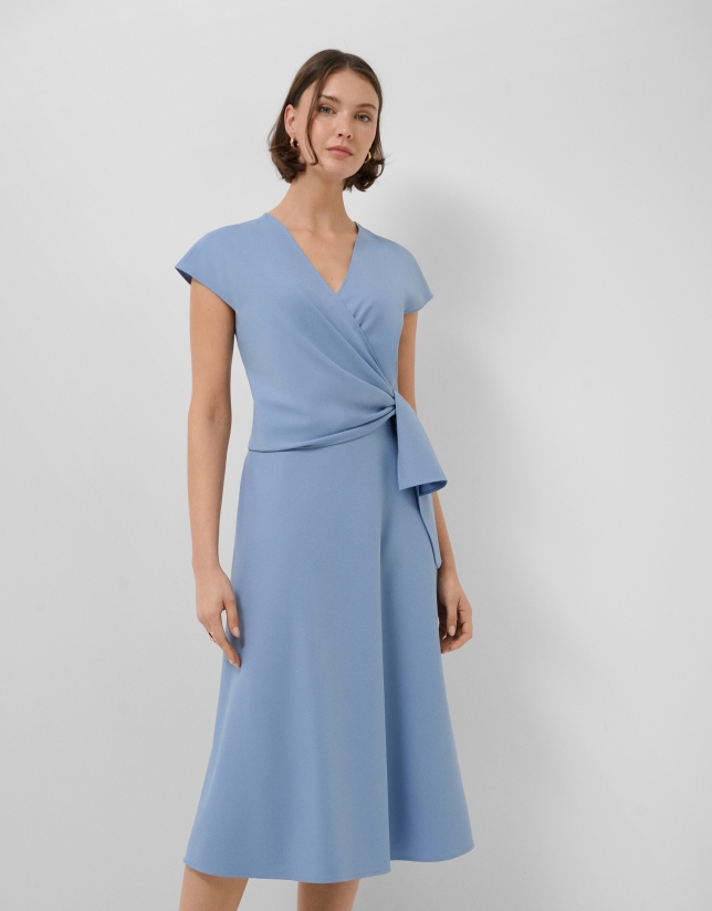 Vestido midi cruzado sin mangas azul