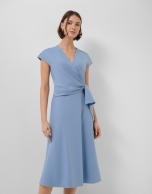 Vestido midi cruzado sin mangas azul