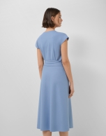 Vestido midi cruzado sin mangas azul