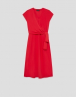 Vestido midi cruzado sin mangas punto rojo