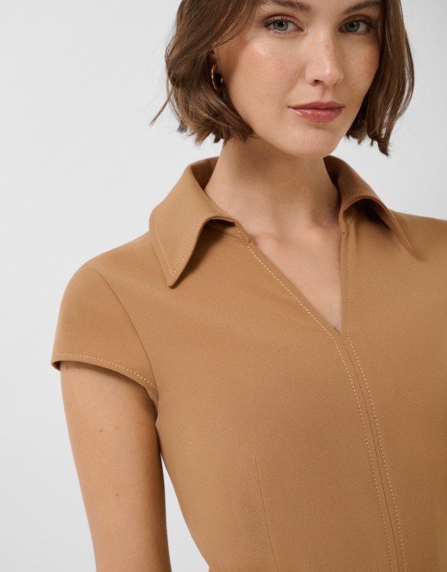 Vestido sin mangas y escote pico c&aacute;mel