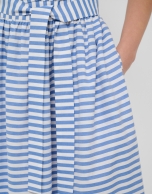 Vestido tirante cruzado algod&oacute;n blanco con listas azules