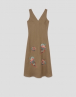 Vestido sin mangas lino c&aacute;mel con bordado floral