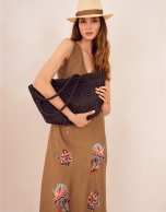 Vestido sin mangas lino c&aacute;mel con bordado floral