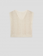 Top estilo chaleco punto trabajado beige