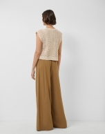 Top estilo chaleco punto trabajado beige