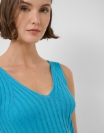 Top sisas acanalado azul