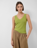 Top sisas acanalado verde