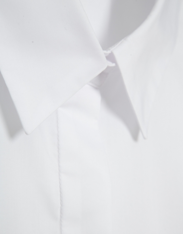 Oversized white shirt with raglan sleeves