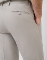 Pantal&oacute;n chino ojo de perdiz gris