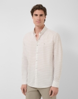 Camisa sport regular estampado geom&eacute;trico caqui