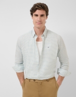 Camisa sport regular fit estampado geom&eacute;trico flores verdes