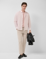 Camisa sport regular fit estampado geom&eacute;trico flores rojas