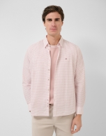 Camisa sport regular fit estampado geom&eacute;trico flores rojas