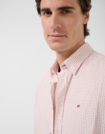 Camisa sport regular fit estampado geom&eacute;trico flores rojas