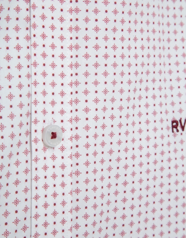 Camisa sport regular fit estampado geom&eacute;trico flores rojas