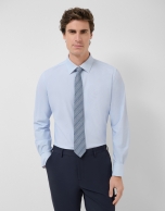 Camisa sport regular fit estampado geom&eacute;trico celeste