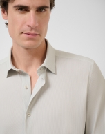 Camisa sport regular fit estampado geom&eacute;trico caqui claro