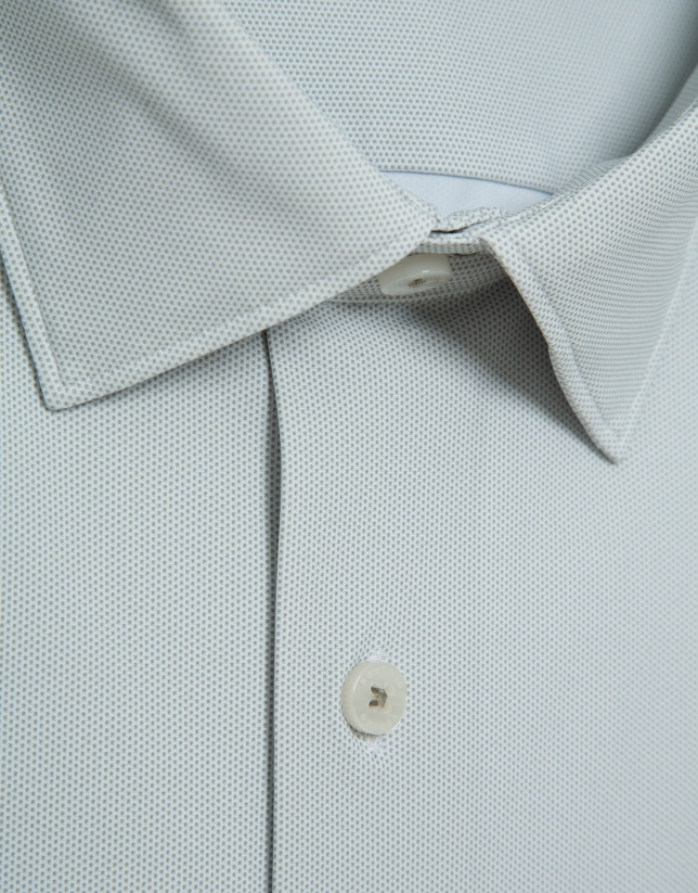 Camisa sport regular fit estampado geom&eacute;trico caqui claro