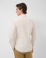 Camisa sport slim blanca estampado geom&eacute;trico marrones