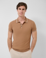 Polo tricotado camel