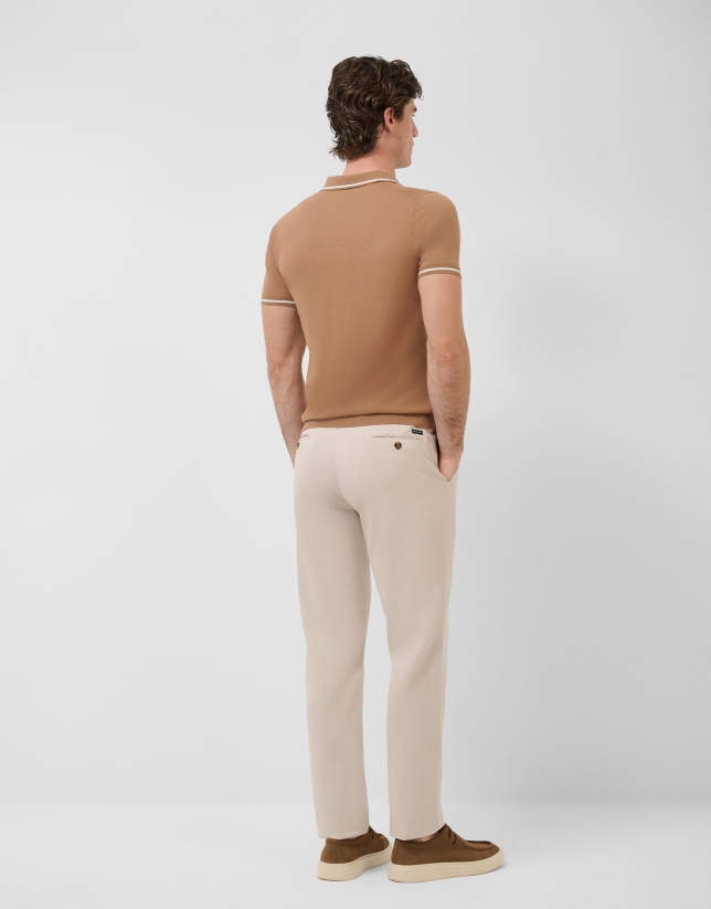 Polo tricotado camel