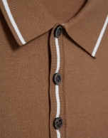 Polo tricotado camel
