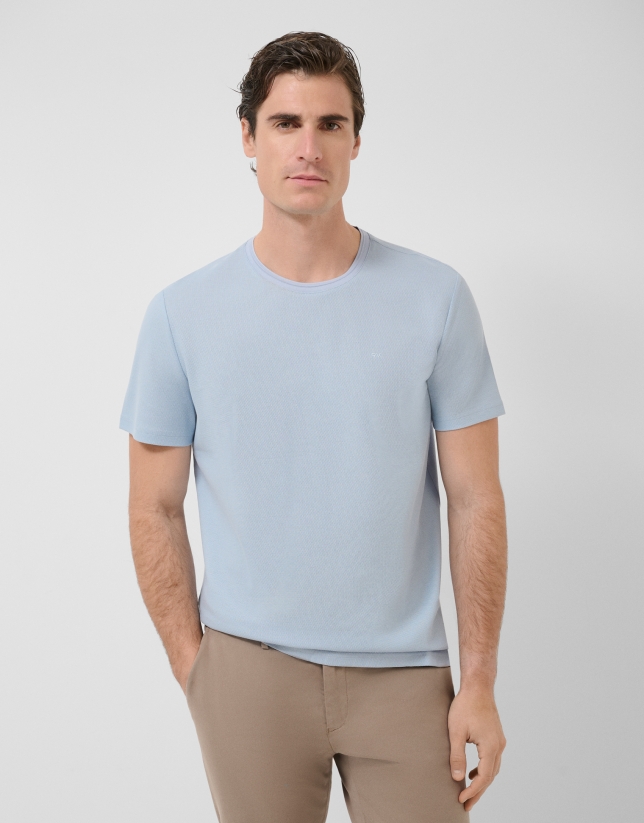 Light blue short-sleeved piqu&eacute; T-shirt