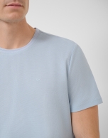 Light blue short-sleeved piqu&eacute; T-shirt