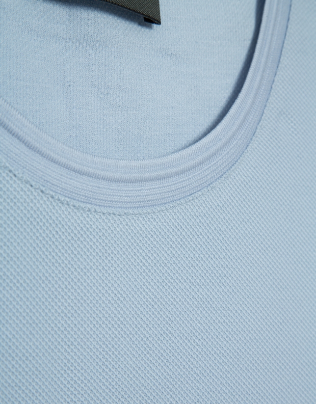 Light blue short-sleeved piqu&eacute; T-shirt