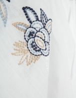 Blusa blanca con bordado floral azul