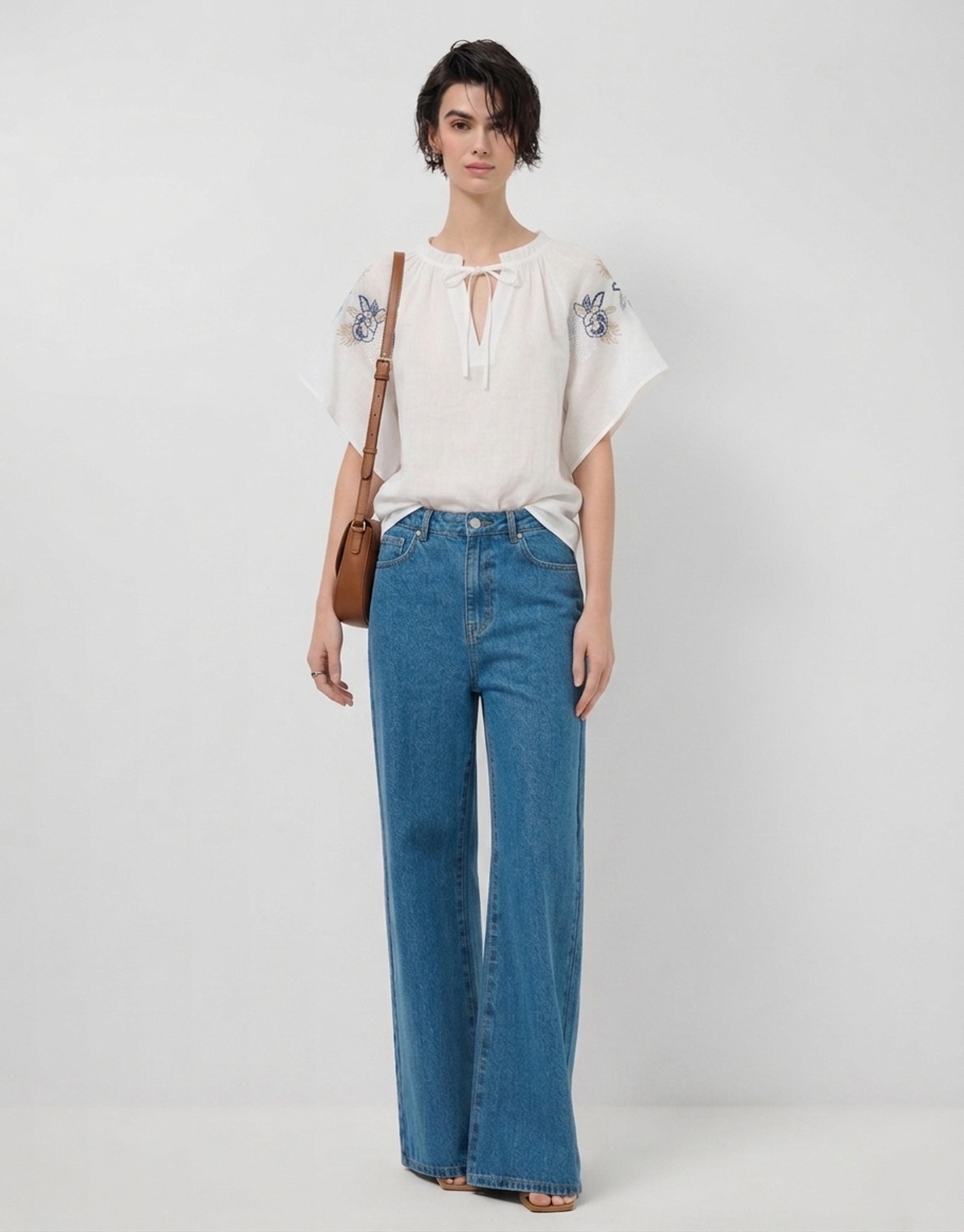 Blusa blanca con bordado floral azul