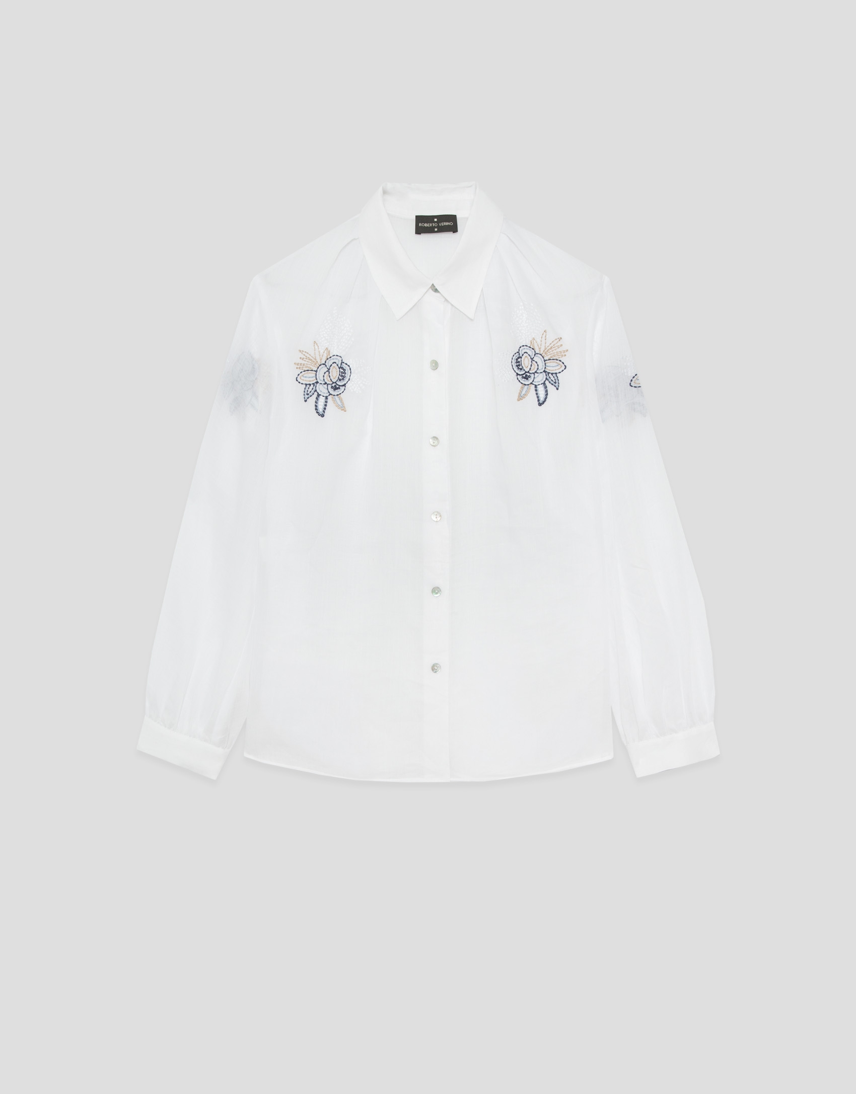Camisa blanca con bordados azules en hombros