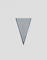 Bandana triangular seda blanca estampado geom&eacute;trico azul