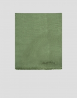Fular modal verde con firma bordada