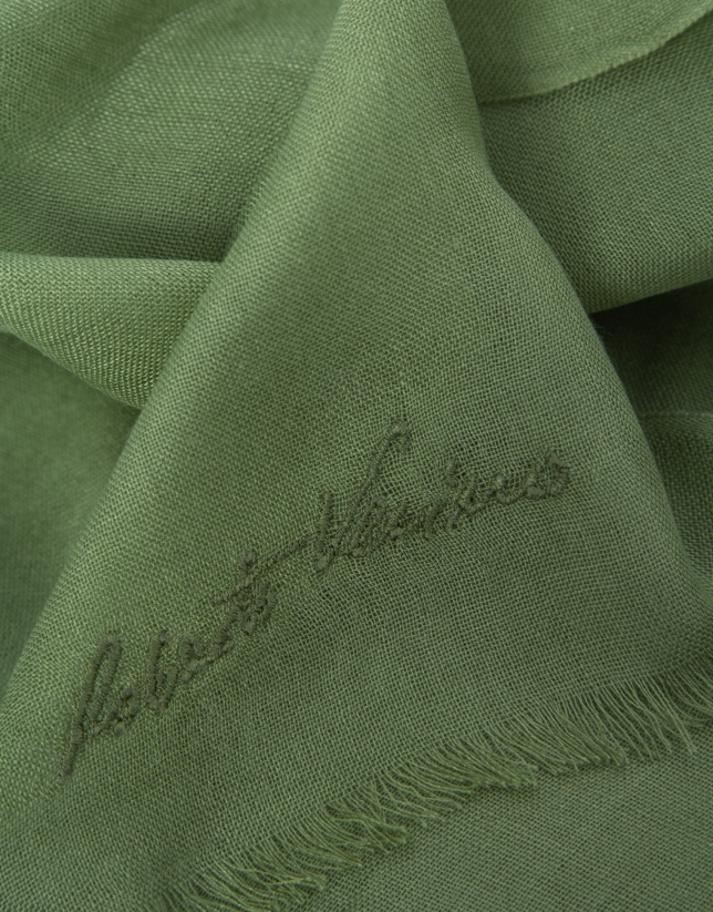Fular modal verde con firma bordada