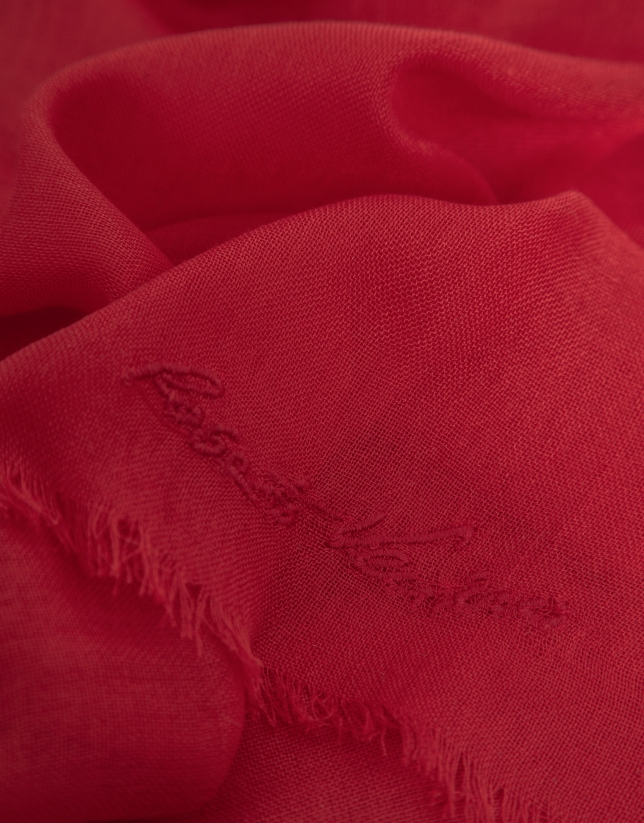 Fular modal rojo con firma bordada